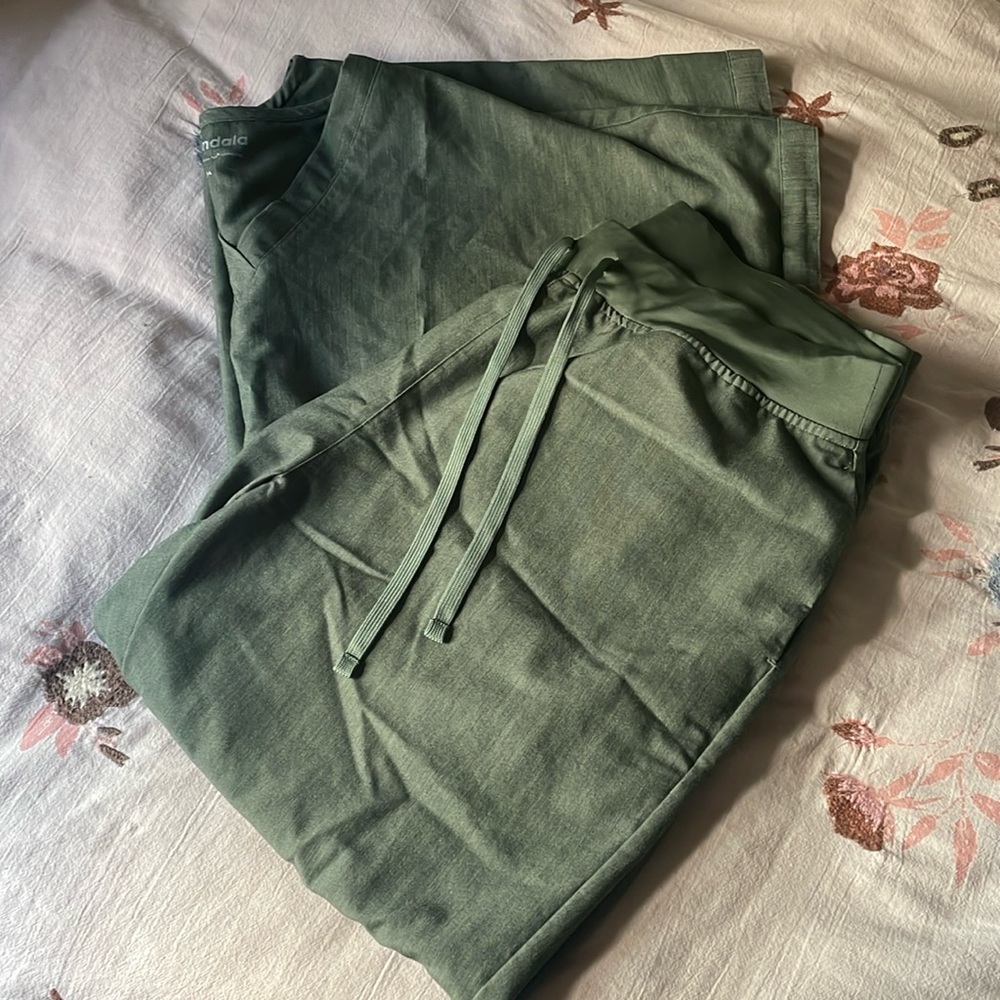 Mandala Green Scrubs Women’s Jogger Pants (Top: XL, Bottoms: XL petite)
